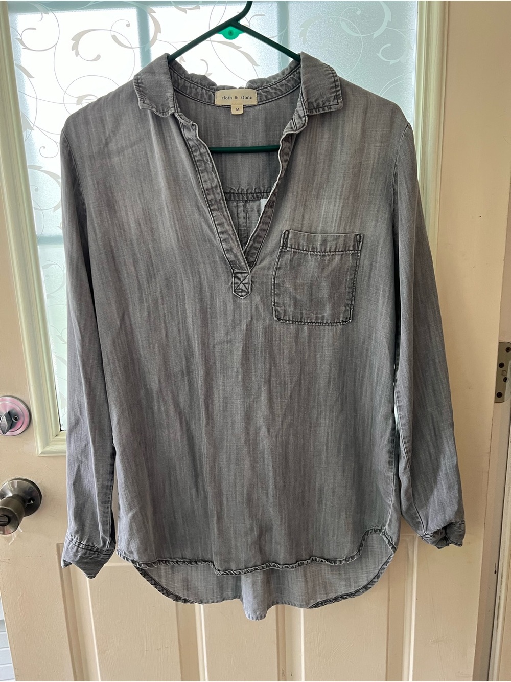 Cloth & Stone sz M gray wash popover blouse with v neck and collar, long sleeves